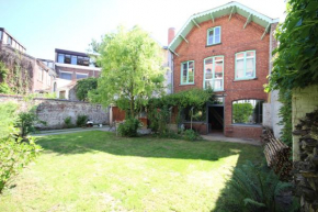 La maison du fond du jardin